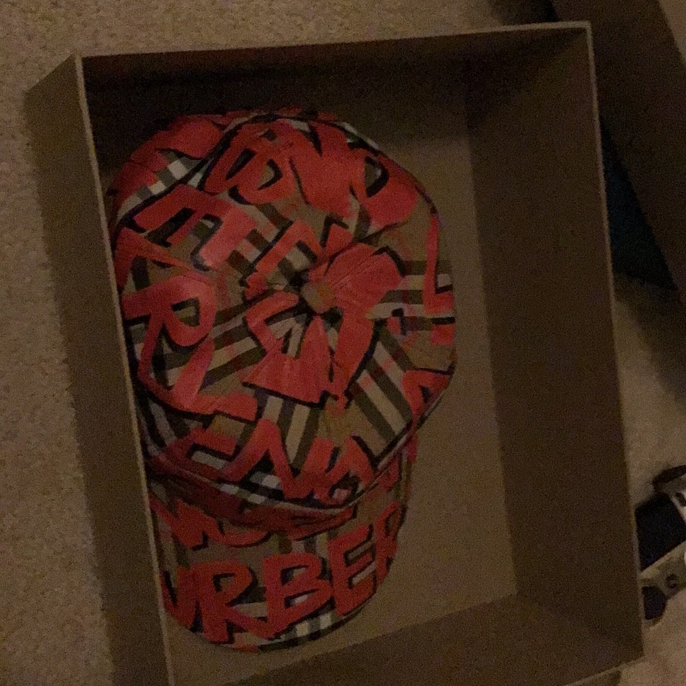 Burberry hat red and brown